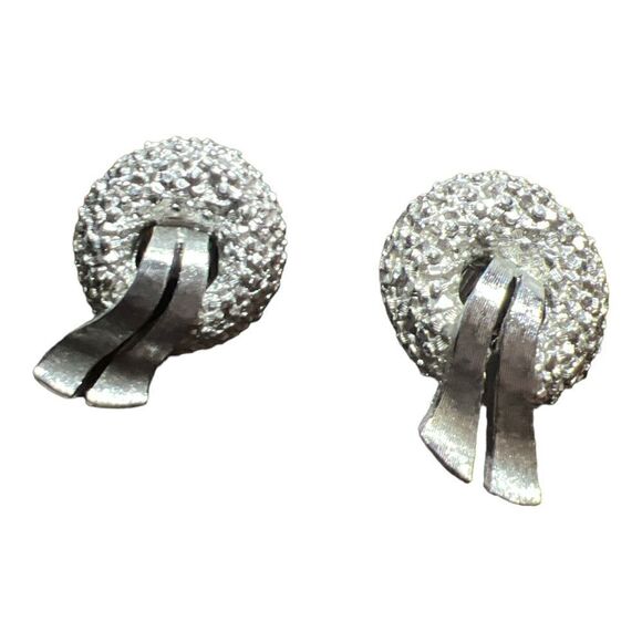Vintage Silver Wreath Monet Clip On Earrings - Picture 1 of 3